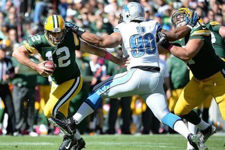 
Ndamukong Suh Says It’s ‘Always Good’ to Beat Aaron Rodgers, but Admits ‘There’s Definitely Mutual Respect’ 